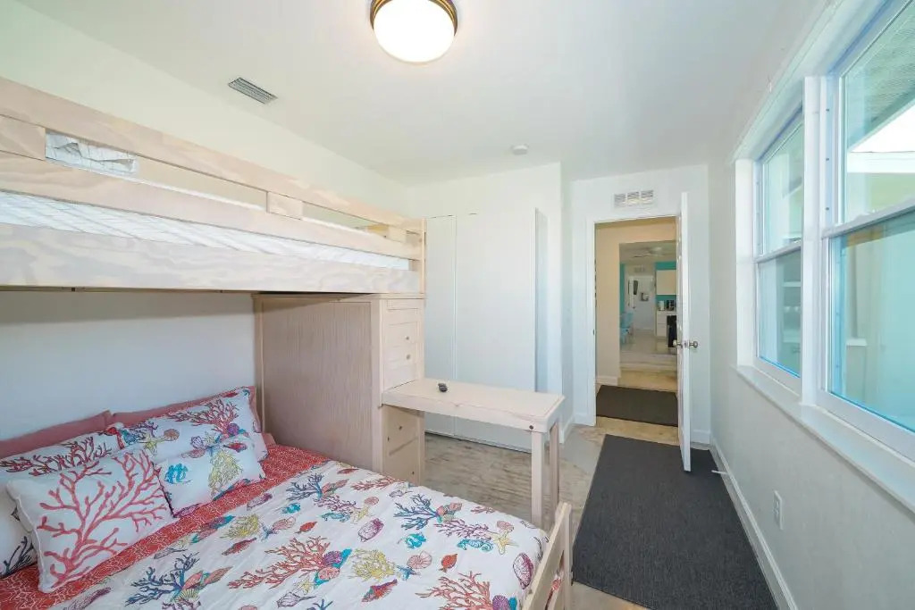 Modern & Fresh - Less than 3 miles to the Beach