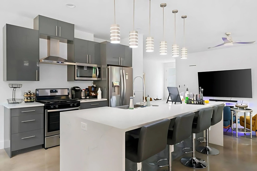 16 Guest Home w Outdoor Lounge and Rooftop Patio, Austin