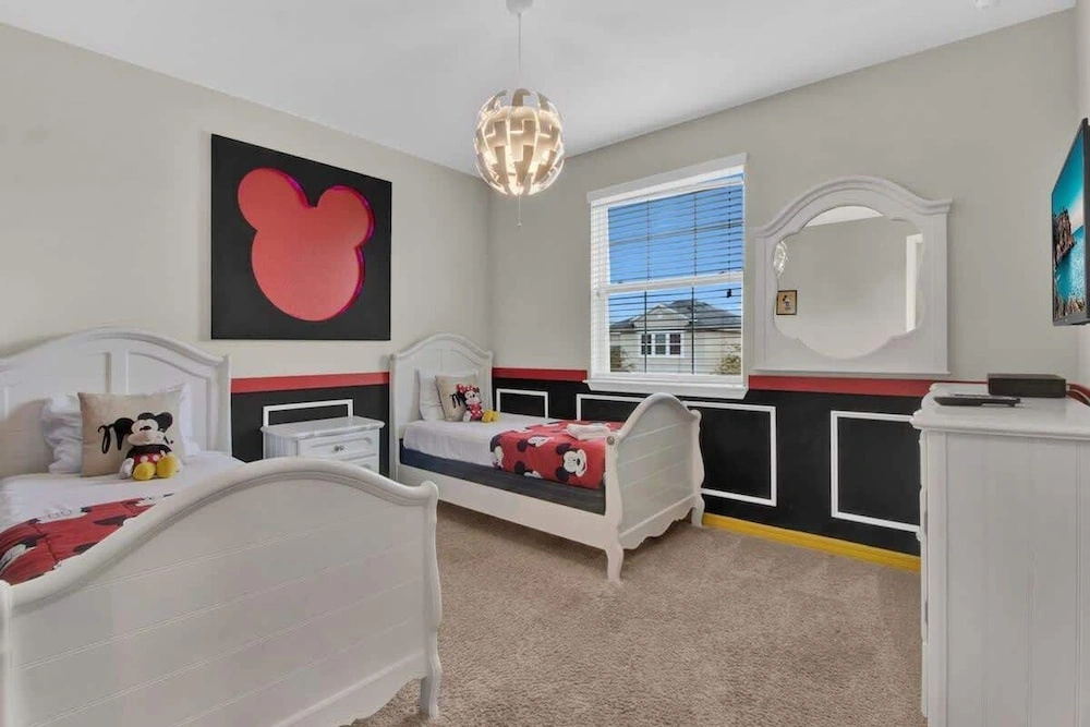 Chic 4BR With Pool, Game Room & Mickey Rooms