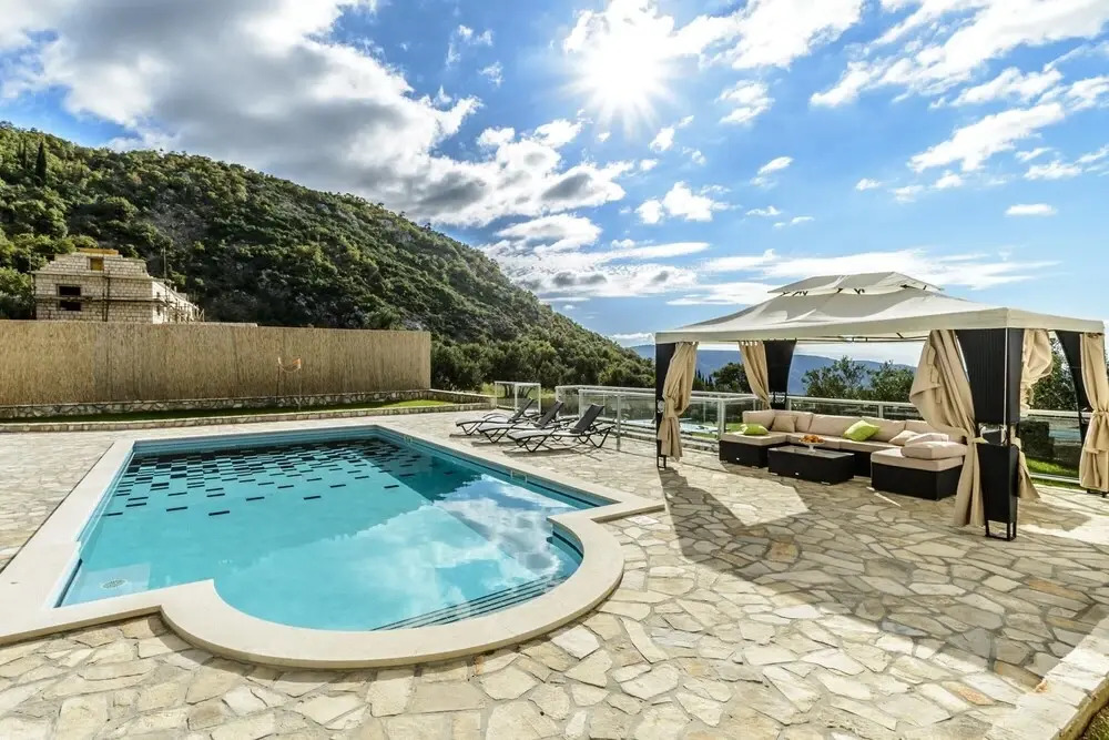 Villa Pave - Six-Bedroom Villa with Terrace and Swimming Pool