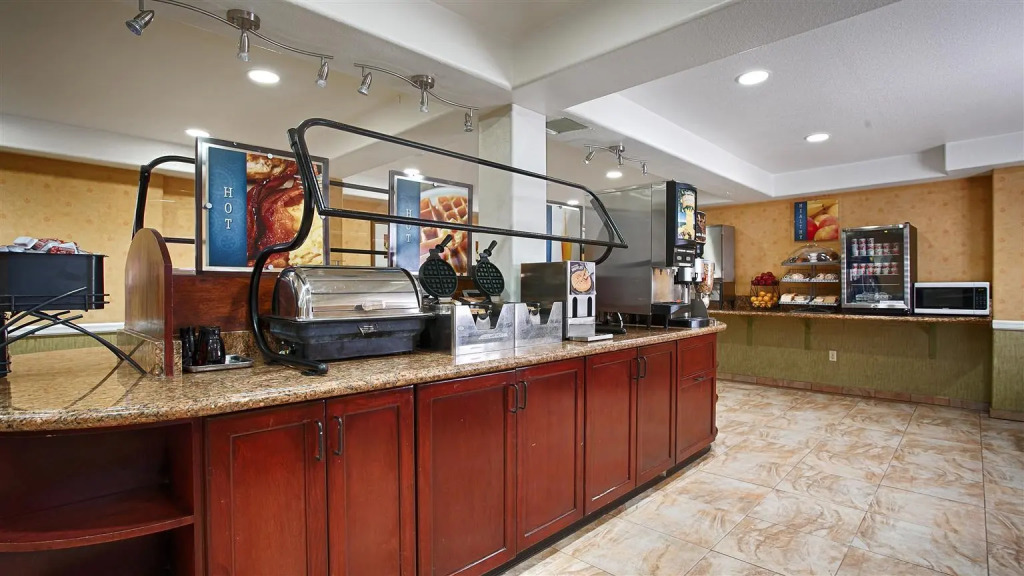 Best Western Plus Raffles Inn & Suites