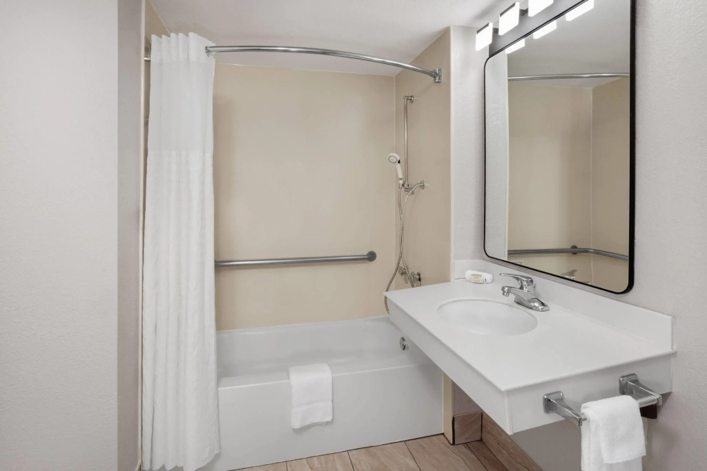 Days Inn & Suites by Wyndham Arlington Heights