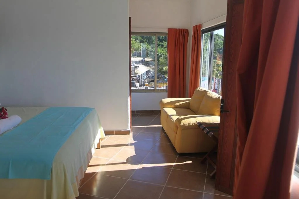 Las Brisas Hotel & Restaurant