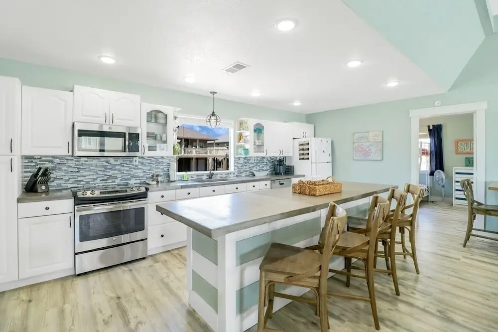 Always Sunny 3 Bedroom Home by RedAwning