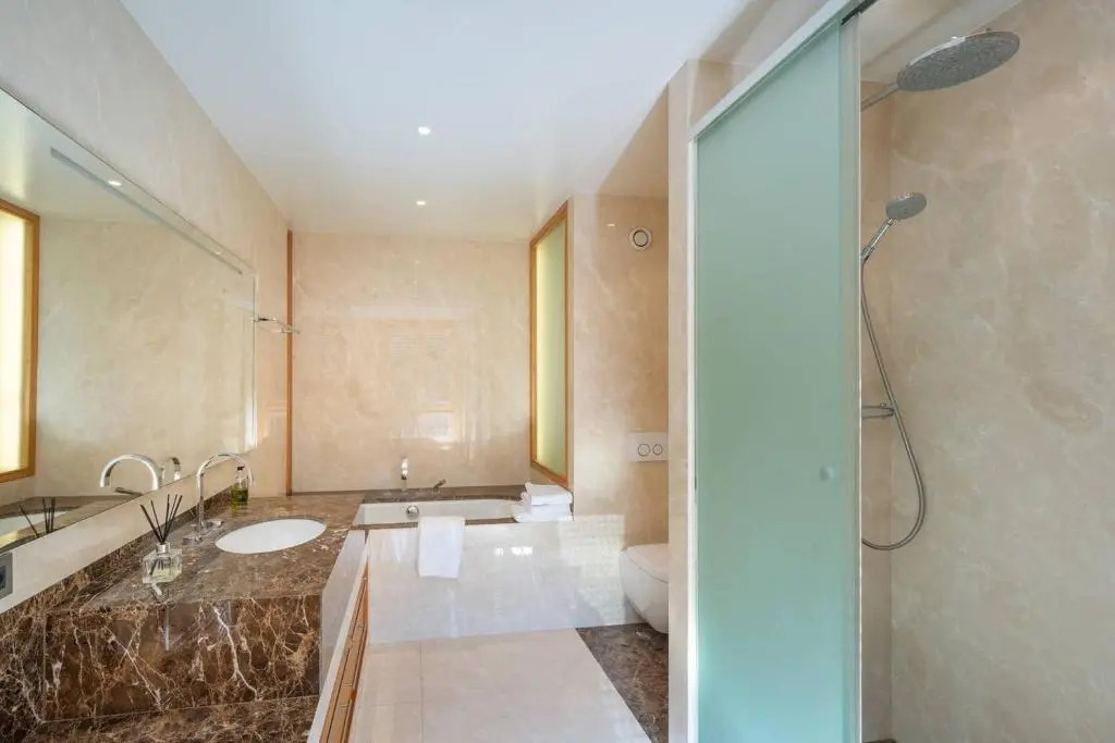 2BD Modern Apartment in Geneva Center with Rooftop by GuestLee