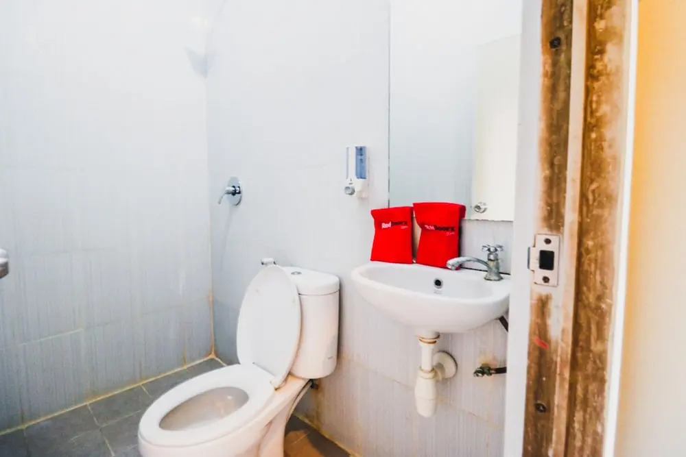 Reddoorz Plus near Mall Ratu Indah 2