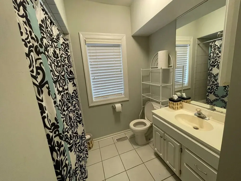 Feel At Home In Flo Bright Welcoming Private Room