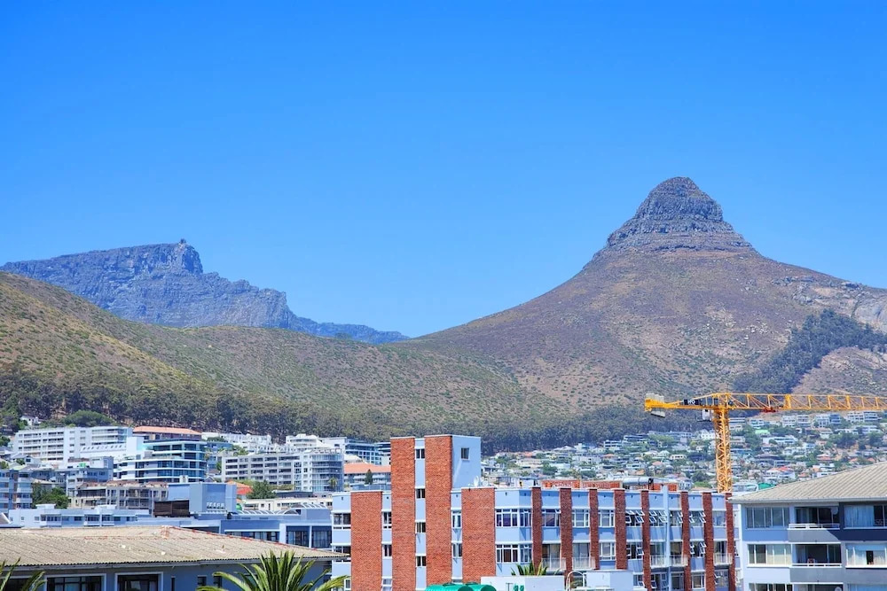 Chic Rooftop Apartment by the Sea 6onn Sea Point