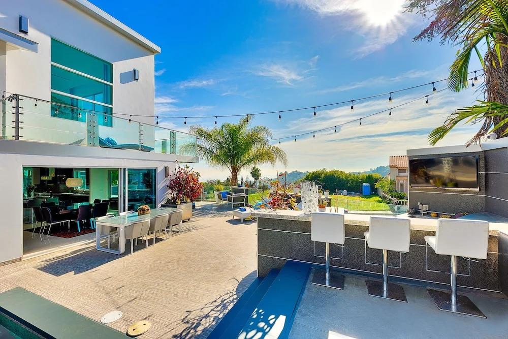 Hollywood Estate With Stunning Views