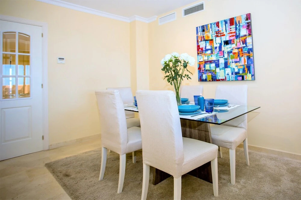 Delightful 2 Bed Apartment with sea views PW10