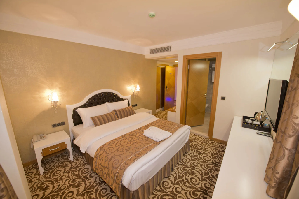 Golden Deluxe Hotel