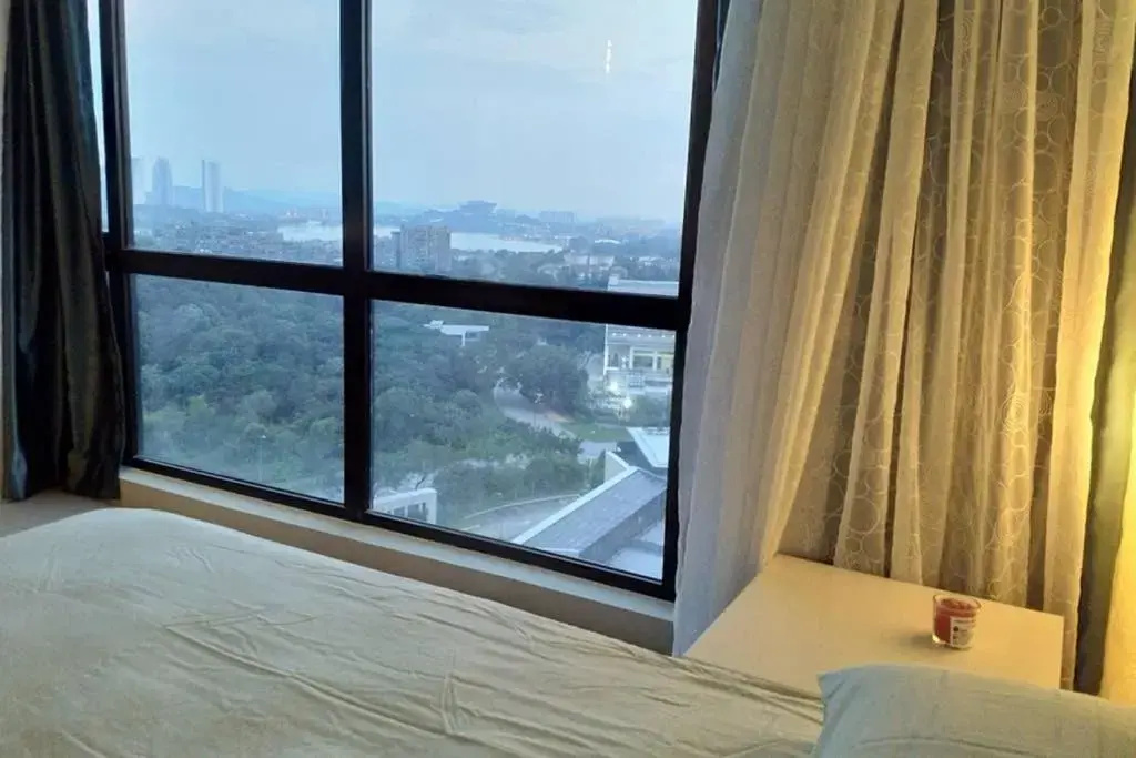 HB1614 ,Cyberjaya, Lake view, WiFi, Netflix, Free Parking, Gym, Swimming Pool, Basket Ball Court, Family play area
