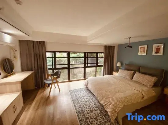 Lvxingjia Designer Audio-Visual Homestay