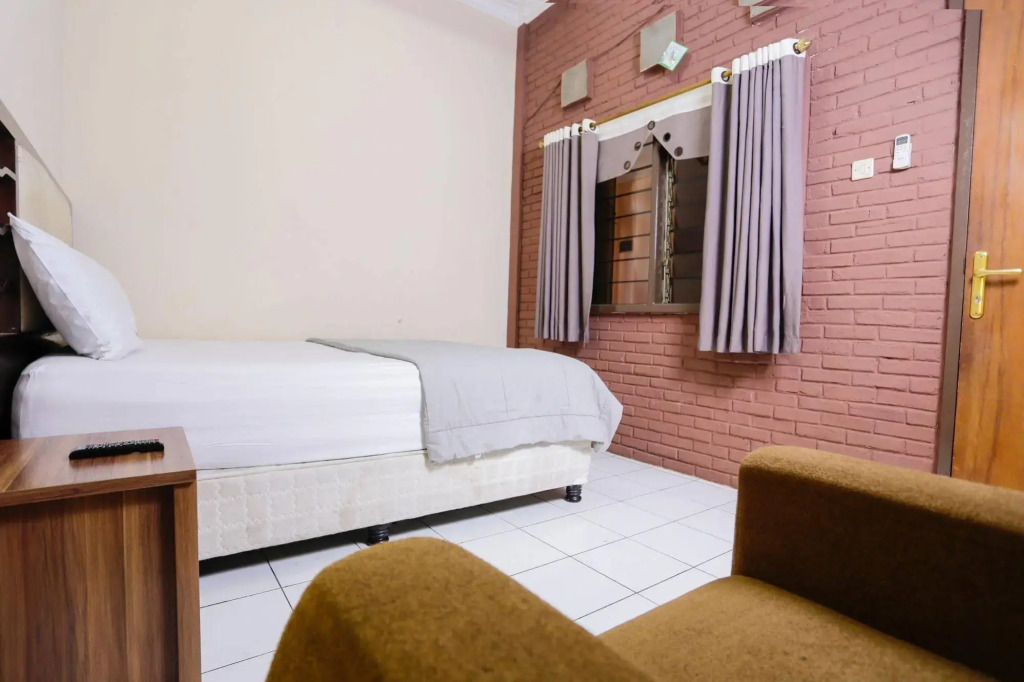RedDoorz near Metro Indah Mall