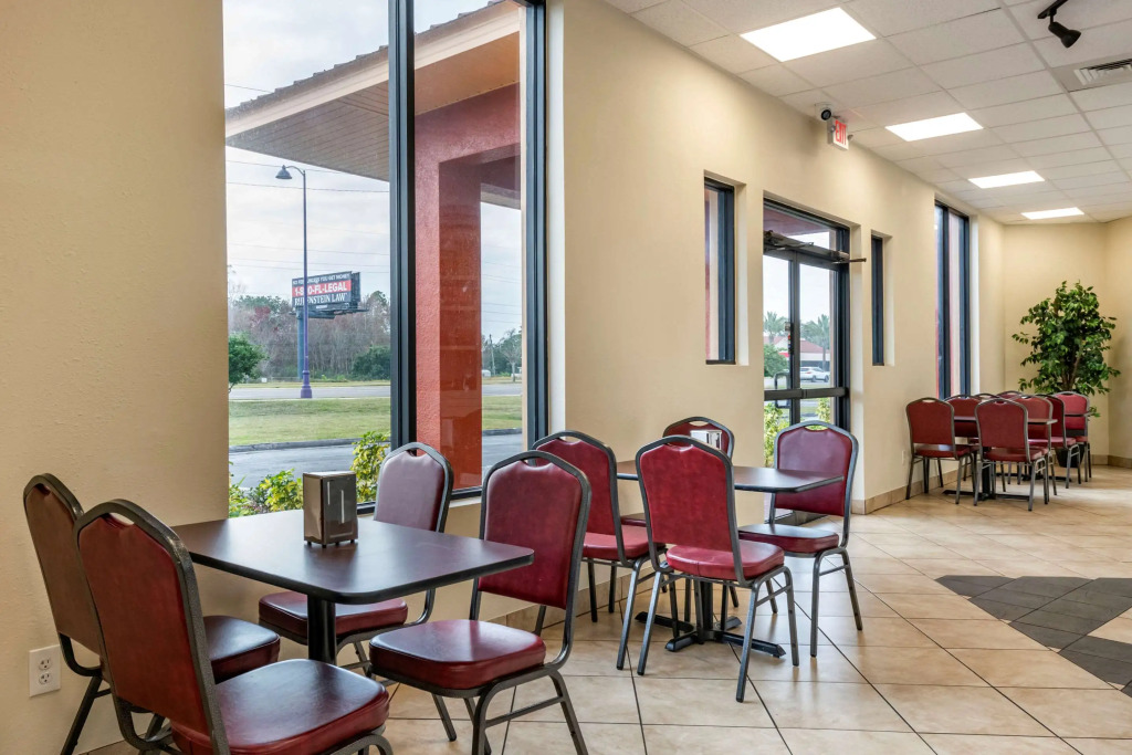Econo Lodge Inn & Suites Maingate Central