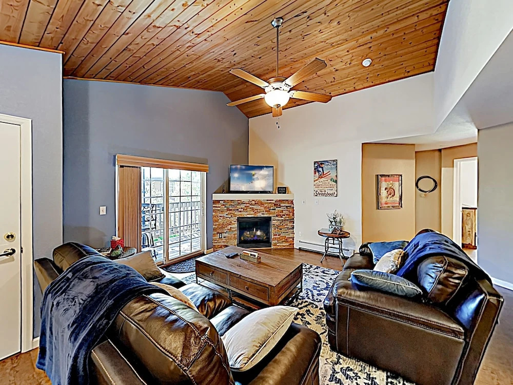 Walton Creek - Hot Tub, Near Slopes & Shuttle 2 Bedroom Condo