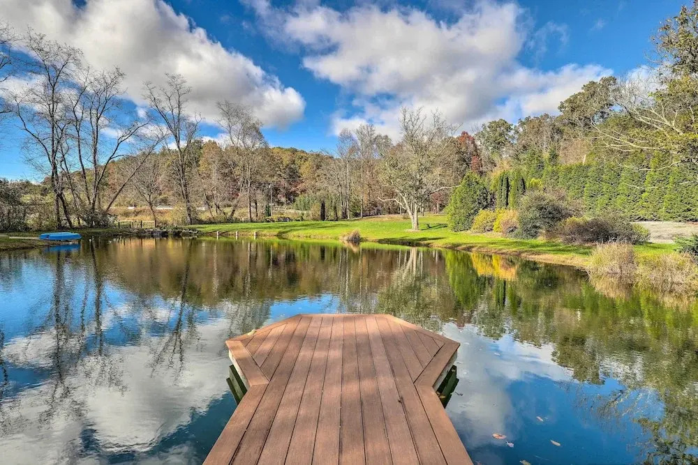Fletcher Cabin: Wraparound Deck & Pond Access