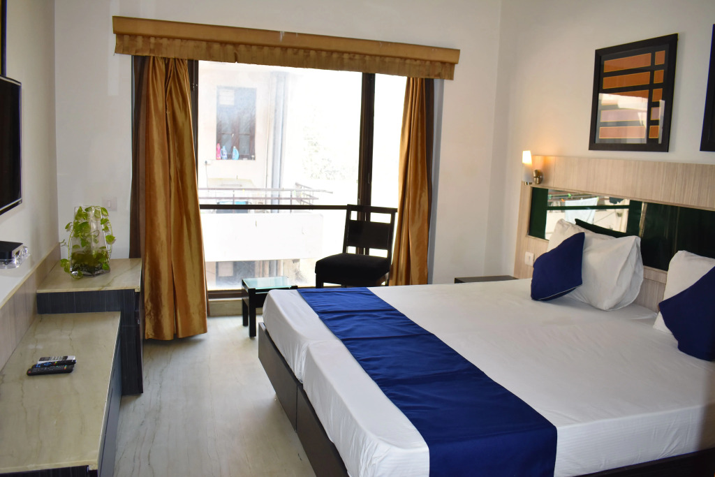 One Bhk Serviced Apartment Near Artemis Hospital