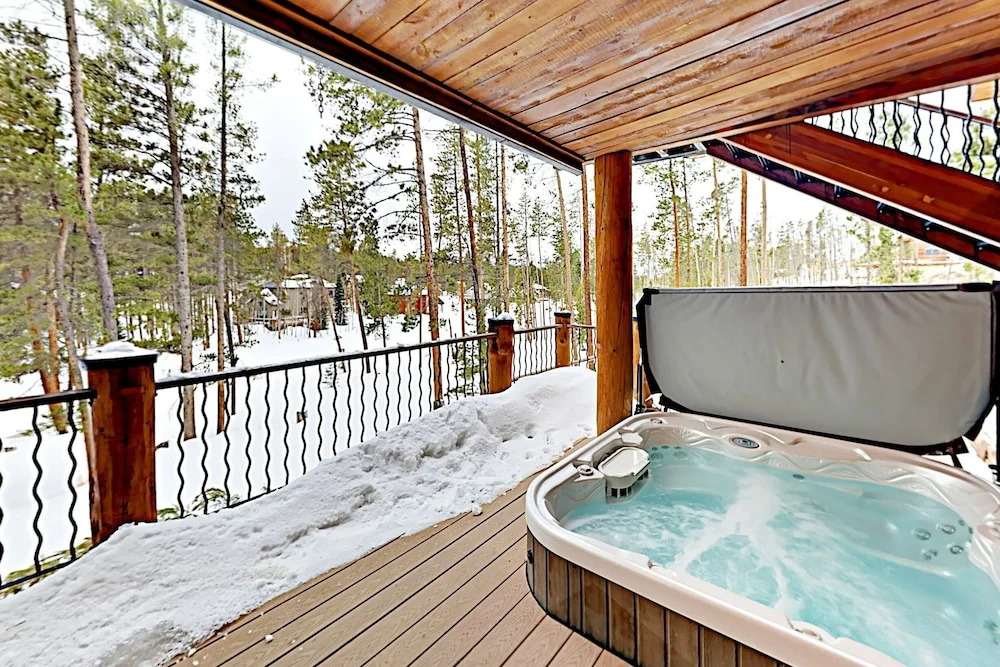 The Treehouse: 2 Living Areas & Private Hot Tub 4 Bedroom Home