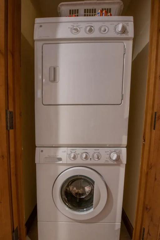 Kid-Friendly 2 Bedroom Bathroom - Slopeside Condo - No Cleaning Fee! by RedAwning