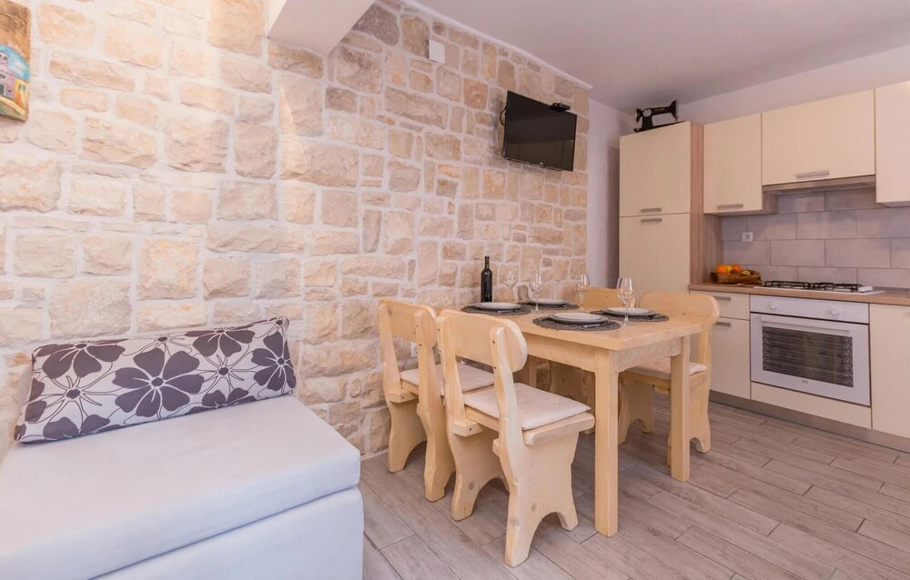 1 Bedroom Pet Friendly Home In Bibinje
