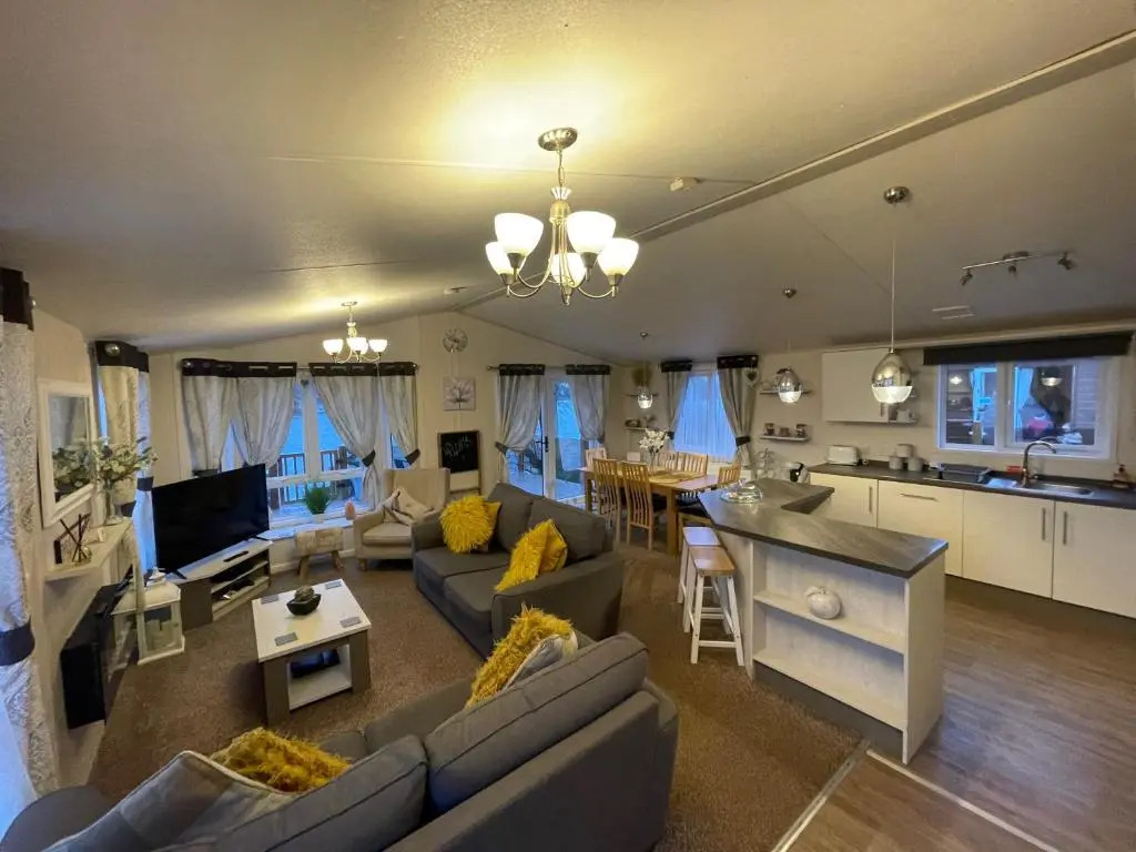 Indulgence Lakeside Lodge i2 with hot tub, private fishing peg situated at Tattershall Lakes Country Park