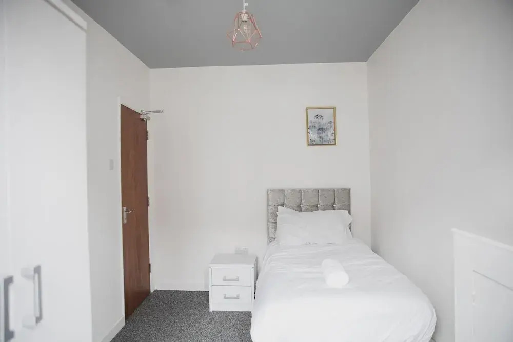 Room in Guest Room - Big Single Room Near City