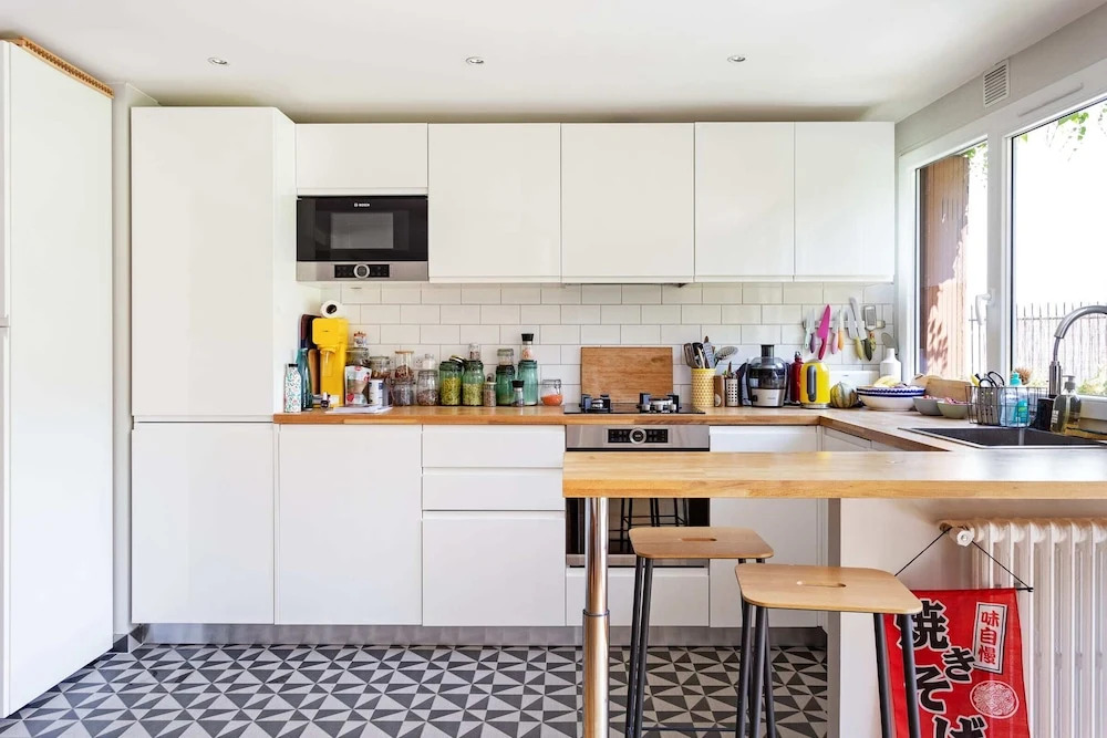 Bright and Modern Apt With Patio in Paris 18th!
