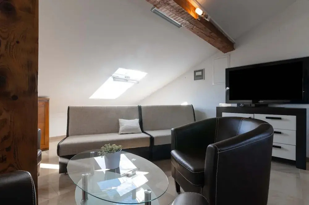 Tiho - 10m From the Beach - SA1 Potkrovlje