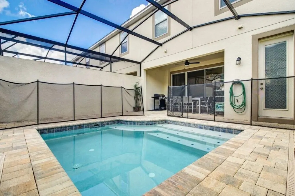 Incredible 5 bed 4 Bath With Private Pool 1598