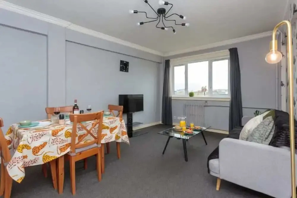 3 Bedroom Apartment on 5th Floor With Elevator