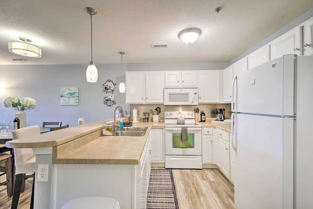 Screened Balcony w/ Views: Sleek Lake Ozark Gem!