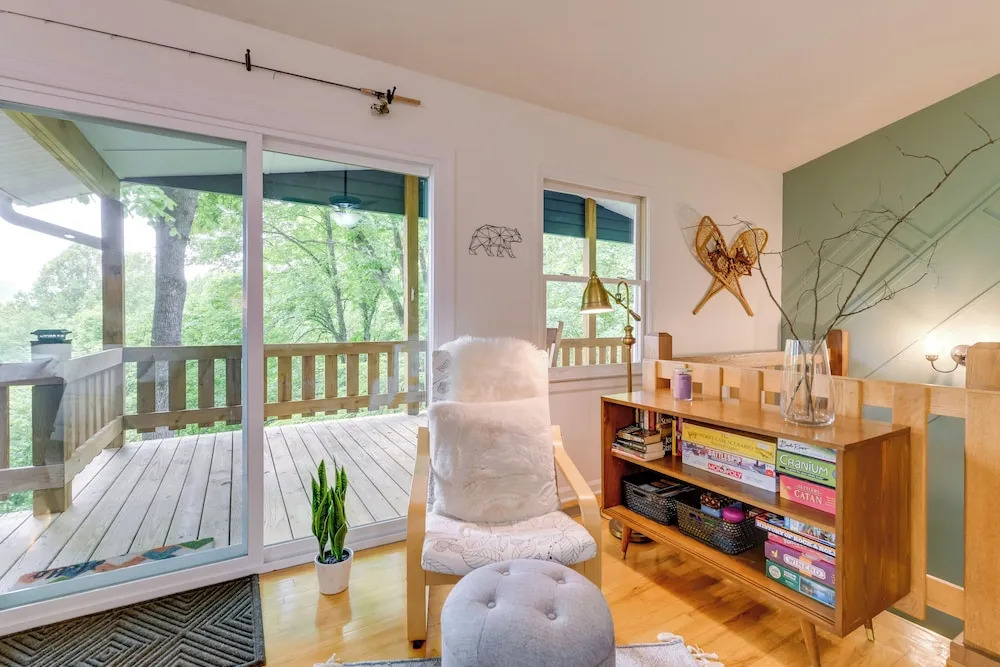 Updated Home w/ Private Hot Tub & Mtn Views!