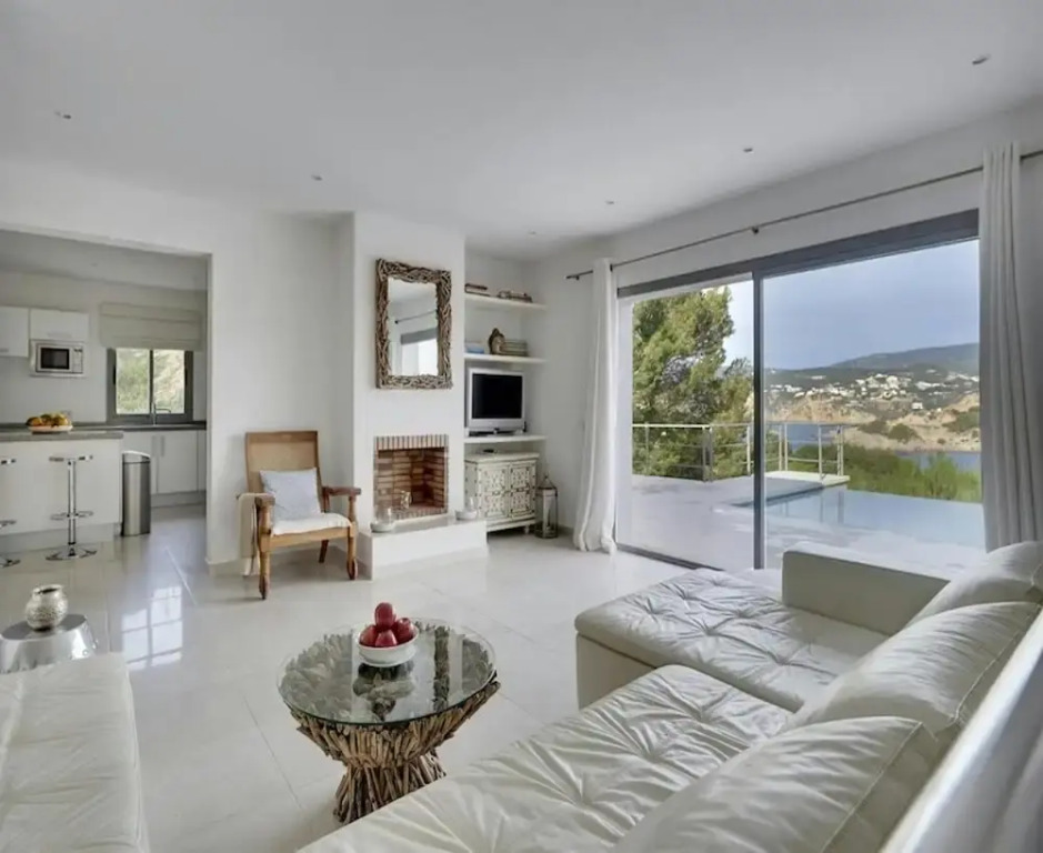 Villa in Porroig with Stunning Sea Views
