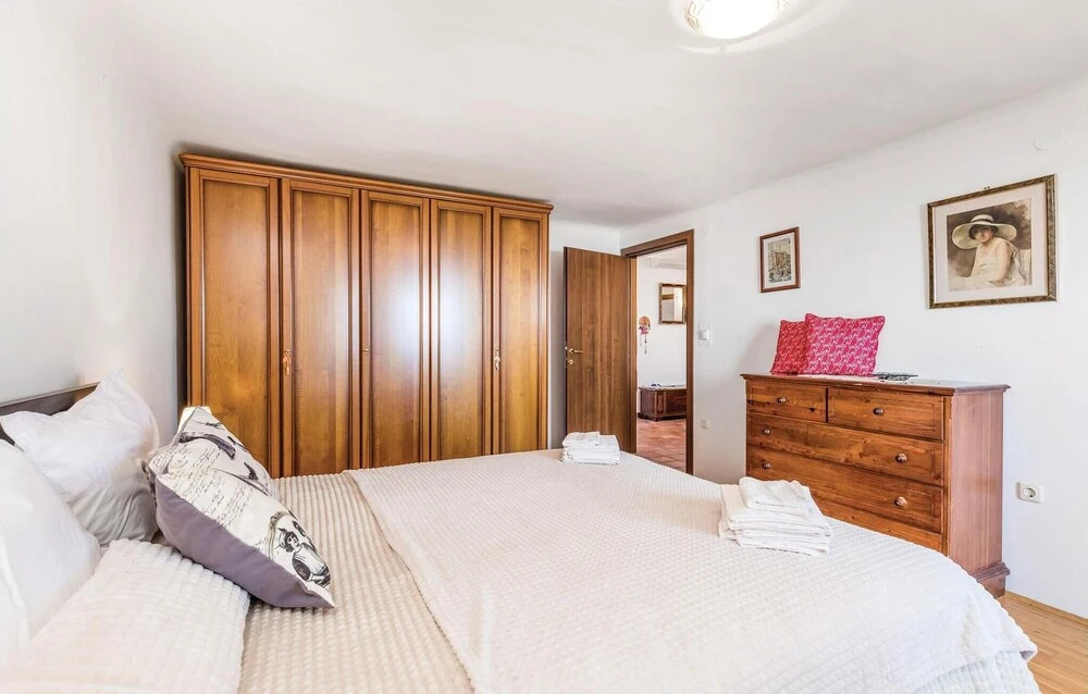 Amazing Apartment in Icici With Wifi and 2 Bedrooms