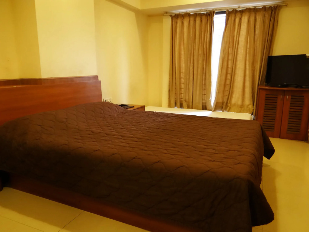 Hotel Lucky Near Nesco