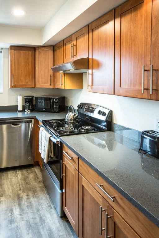 Deplane At Blaine - 2 Seattle Apts - Sleeps 14