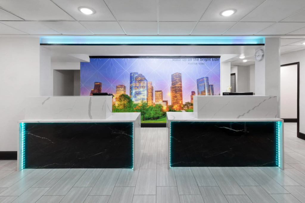 La Quinta Inn & Suites by Wyndham Houston Bush IAH South