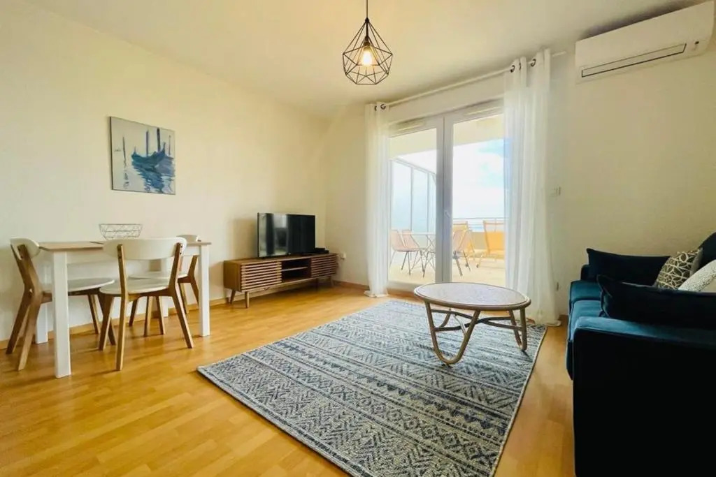 Magnificent 40m With Terrace And Sea View