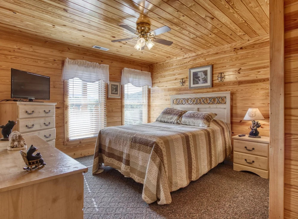Mountain Breeze 5 Bedrooms 3 Bathrooms Cabin