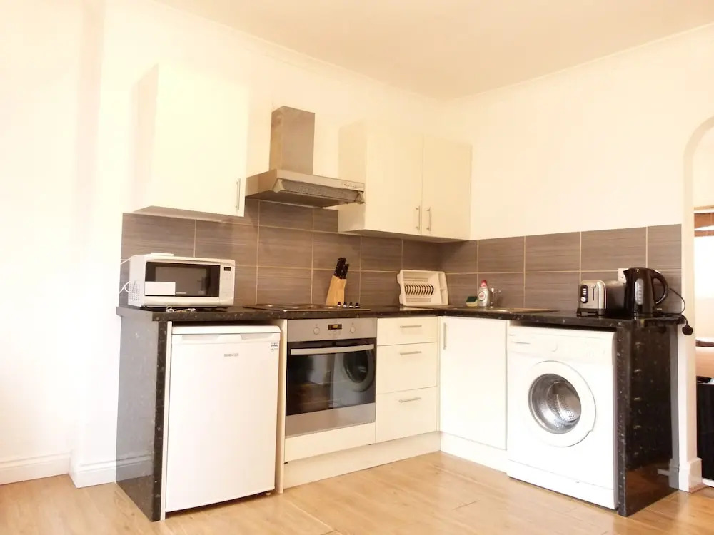 SS Property Hub - Family Apartment in Kensington