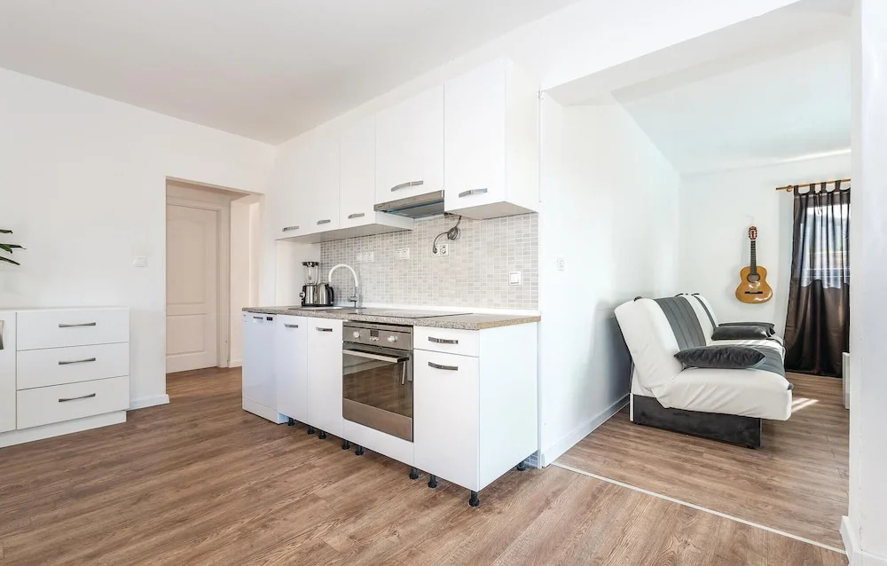Amazing Home in Brodarica With Wifi and 6 Bedrooms