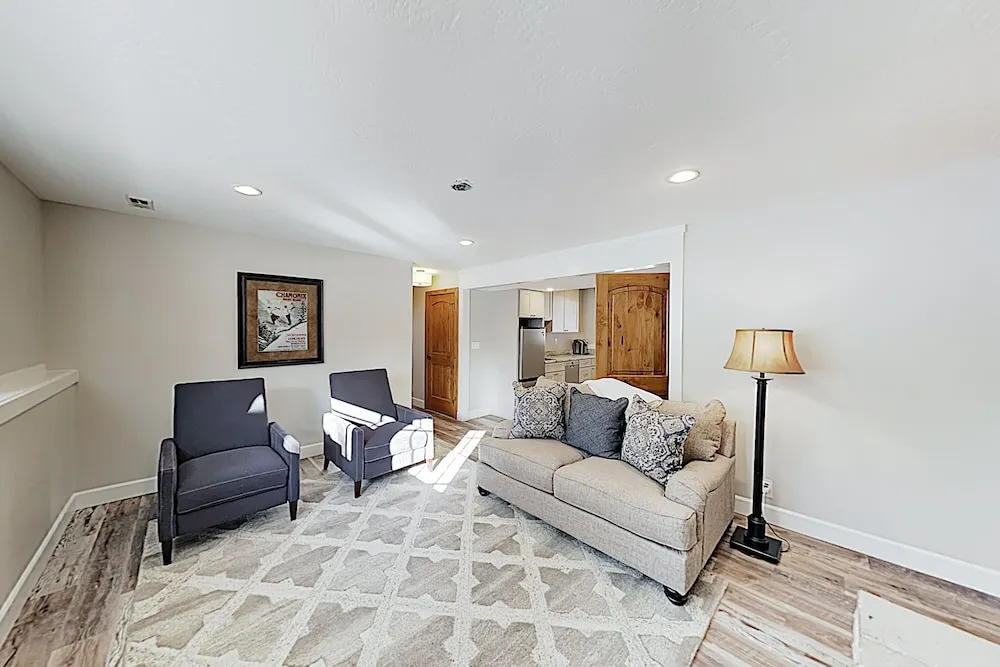 Amazing Alpine Getaway, Walk To Bus - Near Slopes 5 Bedroom Home