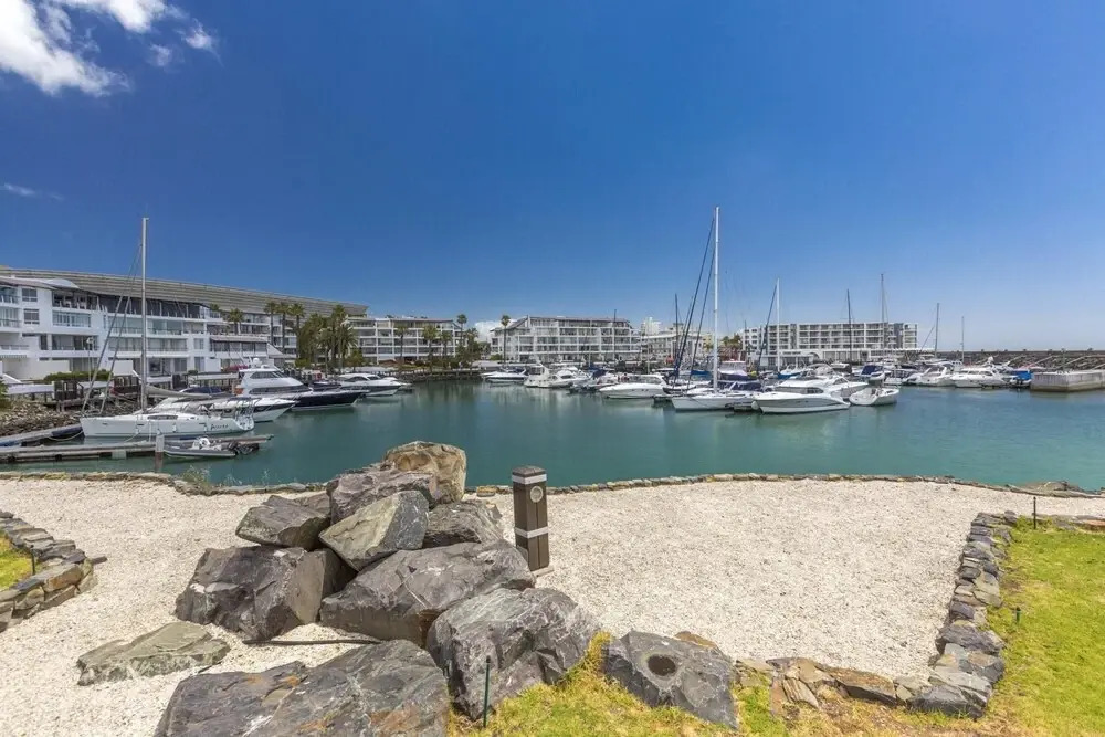 Wonderful Secure Apartment Walking Distance to Waterfront African Anchor