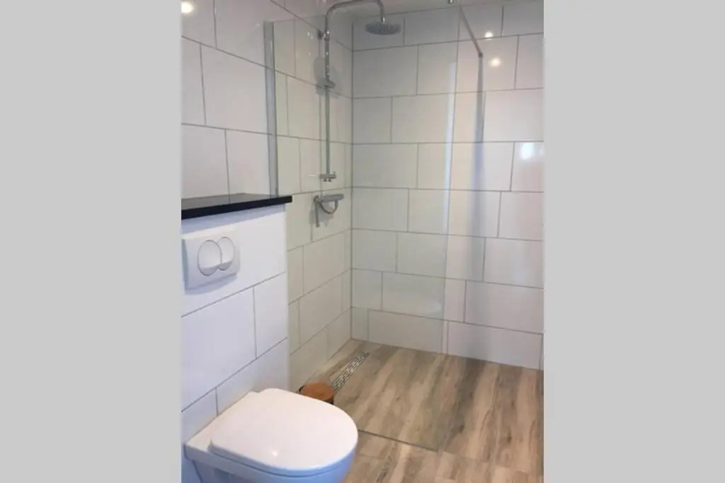 Bungalow op bedrijf met melkkoeien