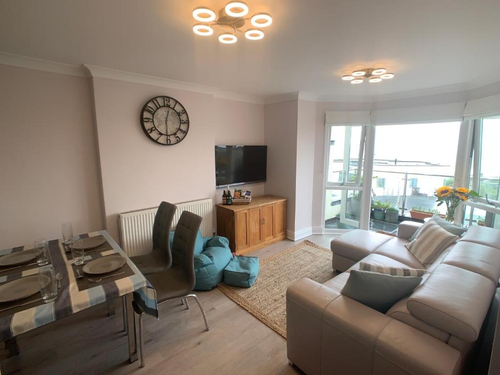 SEA BEACH & COASTAL VIEWS from LRG SUN TERRACE G Bay Apartments OVERLOOKS FISTRAL BEACH MOST DESIRABLE LOCATION SLEEPS & DINES 6 which includes SOFABED 2 BATHROOMS AL FRESCO Dining Smart tv all rooms PRIVATE PARKING 2 CARS sat-sat only April-Nov please