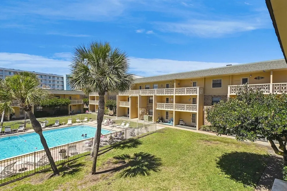 Venus 202 Second floor Pool-view 2 Bedroom with easy beach access by RedAwning