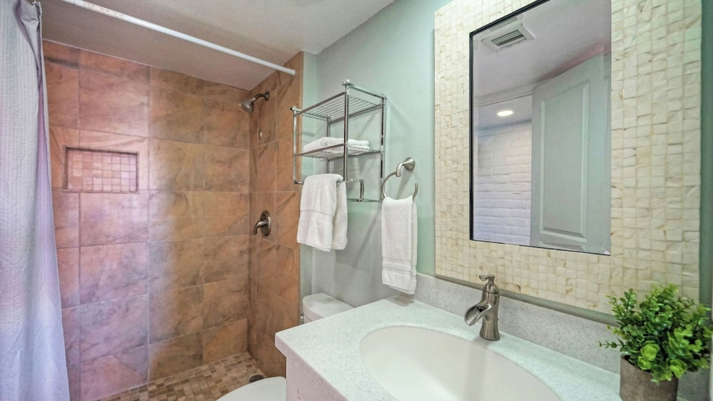 Pour Me a Vacation Mins to Beach, Community Pool+tennis Court, Private Balcony