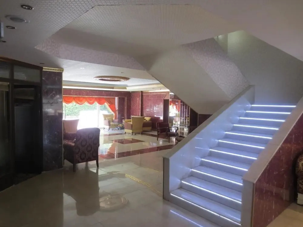 Eyna Hotel