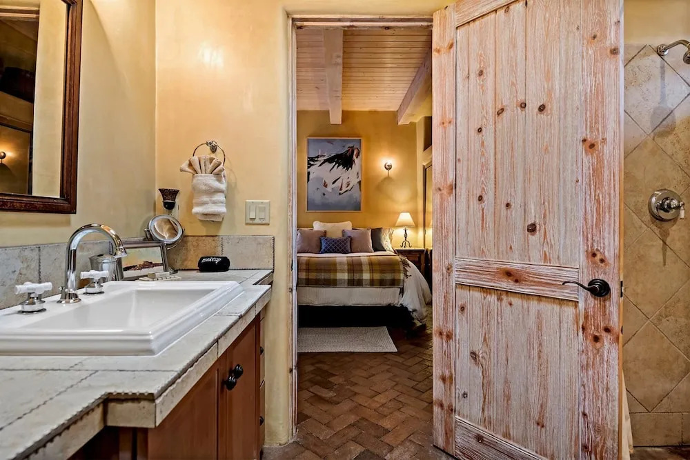 Antonia - Stylish Retreat, Blocks From Galleries and Restaurants of Canyon Rd. and The Plaza